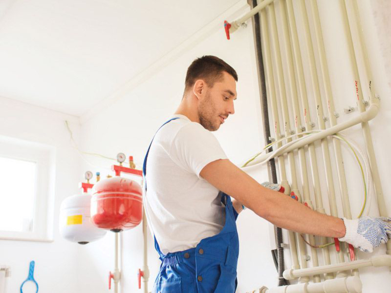 Reparación de Acumuladores Airsol. Foto de técnico reparando Acumulador Airsol.